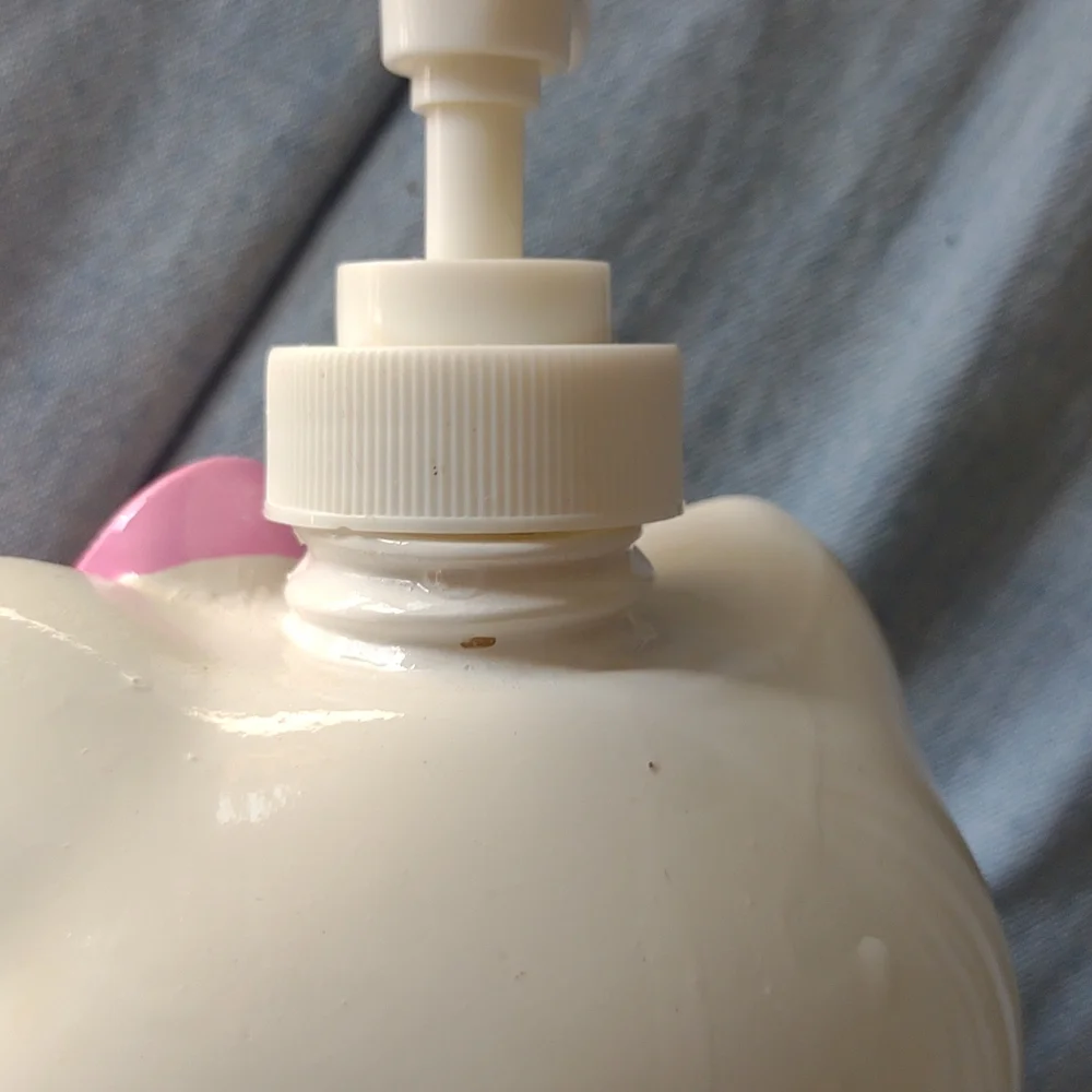 Sanrio Hello Kitty Soap Dispenser! - Picture 9 of 9